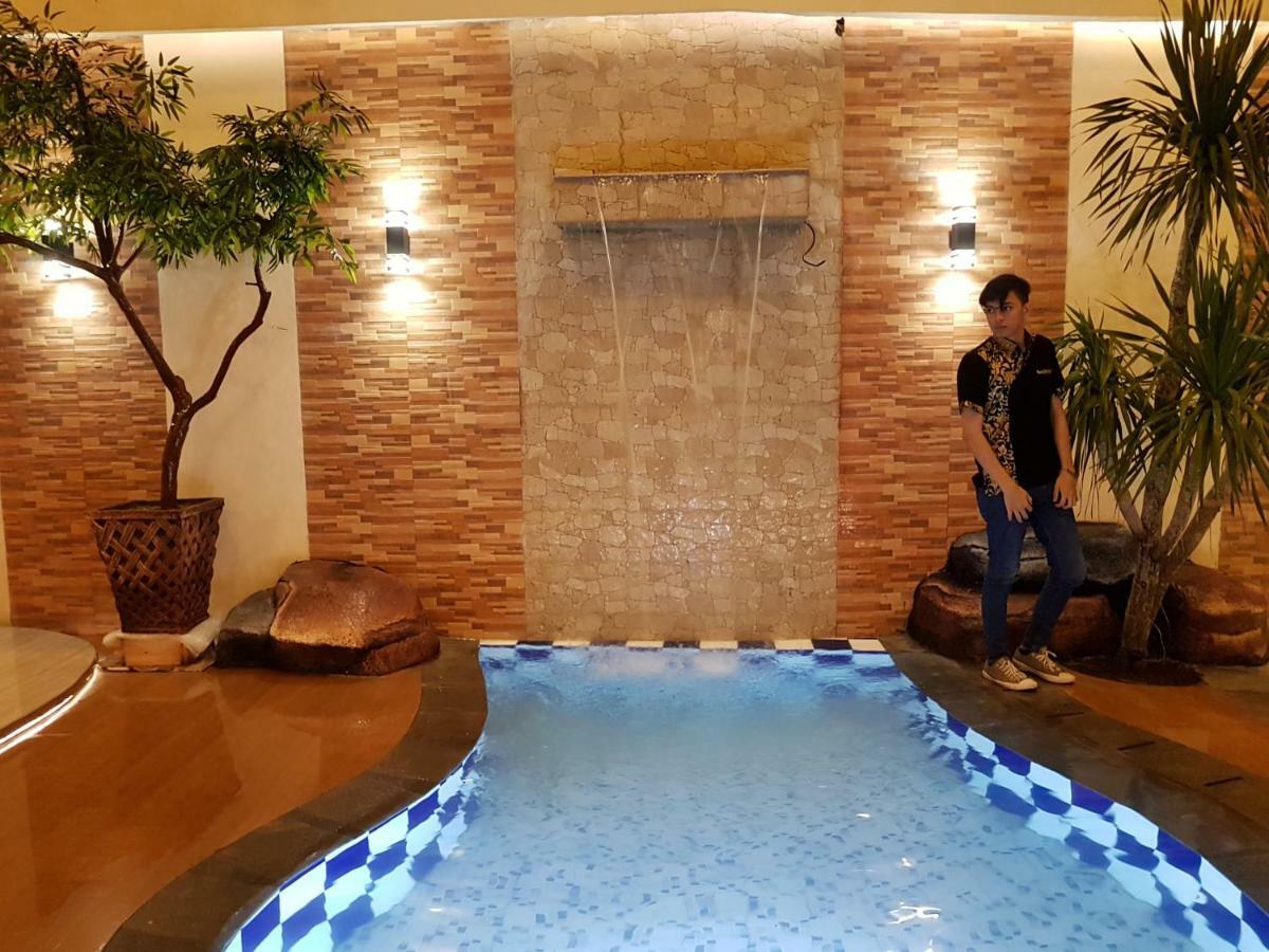 Victoria Inn Manado Buitenkant foto